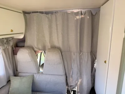 Cockpit · Sichtschutz durch neue Gardinen